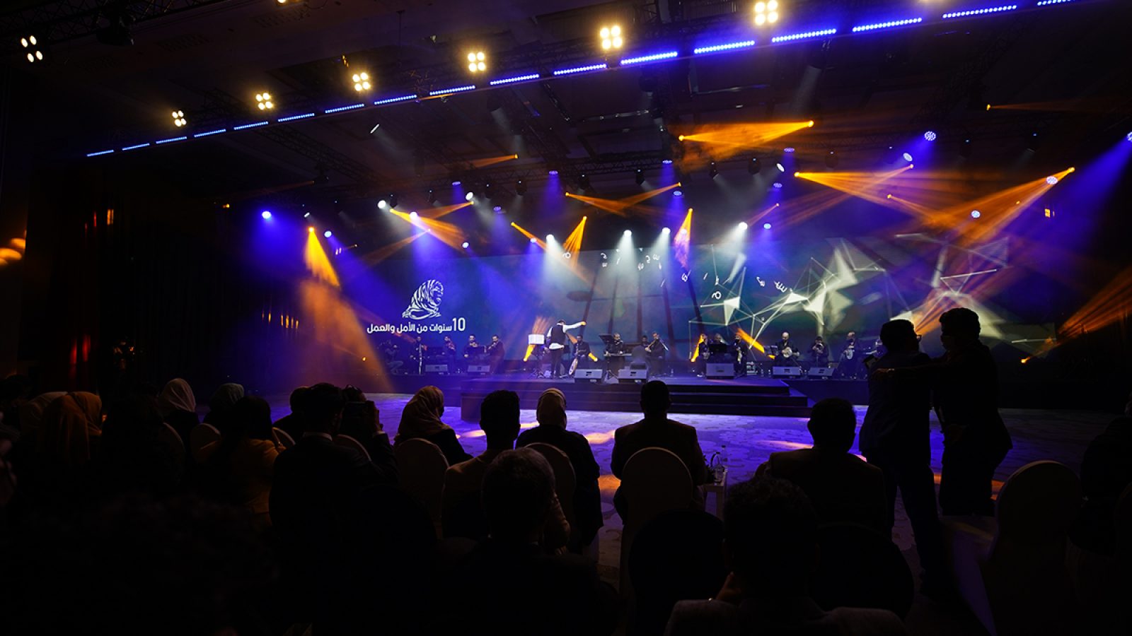 Sahne kiralama ve ışık tasarımı – Aviex Prodüksiyon konser sahnesi